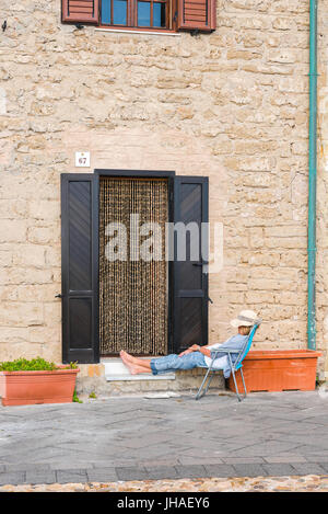 Frau Urlaub schlafen, eine Frau mittleren Alters hält ein Nickerchen außerhalb Ihrer Ferienwohnung in Alghero, Sardinien. Stockfoto