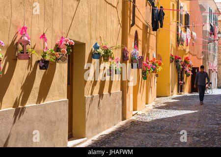 Sardinien Alghero, Blick auf eine bunte Straße in der Altstadt von Alghero, Sardinien. Stockfoto