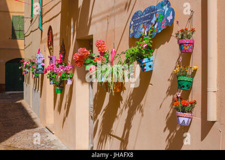 Alghero Altstadt, einer bunten mediterranen Straße in der historischen Altstadt von Alghero, Nord-Sardinien. Stockfoto