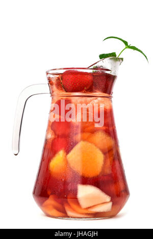 einen Glaskrug mit typisch spanische Sangria mit einigen Stücken von frischem Obst auf weißem Hintergrund Stockfoto