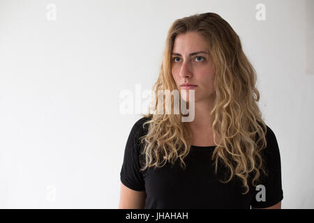 Young, drückt blonde, Kaukasische Frau, negative Emotionen, Wut, schreien und Fingerzeig auf Zuschauer und Fotografen auf einem weißen Hintergrund. Stockfoto