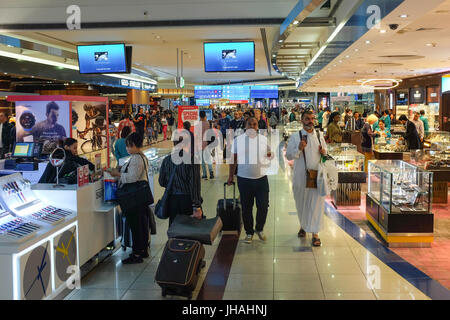 Geschäfte und Kunden auf dem internationalen Flughafen von Dubai. Stockfoto