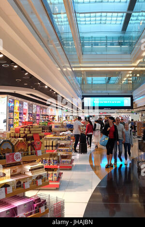 Geschäfte und Kunden auf dem internationalen Flughafen von Dubai. Stockfoto