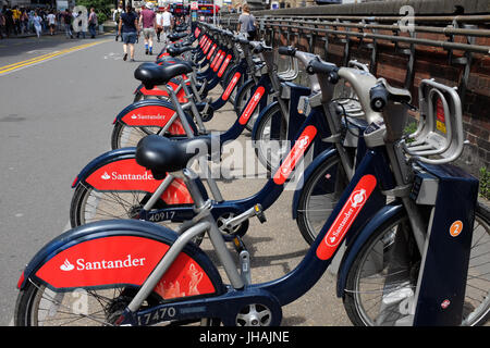 Santander-Zyklen außerhalb der Waterloo Station in London, England. Stockfoto