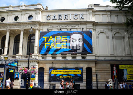 Gesicht zeigen im Londoner Garrick Theatre im Sommer 2017 mit Klebeband. Stockfoto