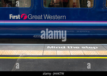 Beachten Sie die Schritt Sicherheitswarnung und First Great Western Zug an der Bath Spa Railway Station, Somerset, England, UK Stockfoto