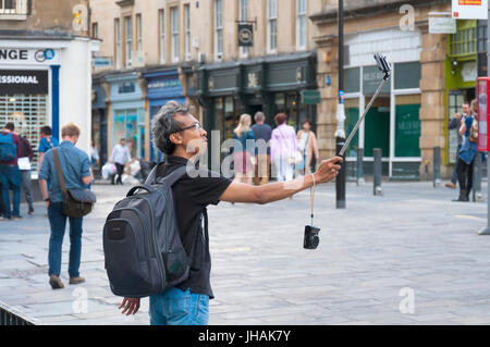 Touristischen Mann fotografiert Selfie in Bath, Somerset, England, UK Stockfoto