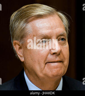 Senator Lindsey Graham Republikaner von South Carolina hört zur Beantwortung von Fragen Deputy Attorney General Rod Rosenstein bei Senat Anhörung FY 2018 budgetgerecht, Washington DC. 13. Juni 2017. Stockfoto