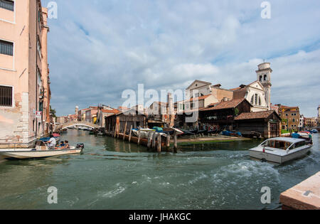 Bilder von echten Venedig: Motorboote auf einem Kanal im Viertel Dorsoduro mit einer Gondel Boot zu bauen und Werft - Workshop im Hintergrund Reparatur Stockfoto