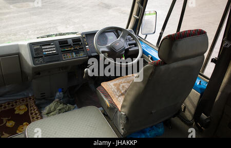 Auf der Fahrerseite steuert in Mini Bus. Samjiyon, Nordkorea / Nordkorea Stockfoto
