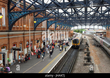 Reisende warten auf einen Zug am Bahnhof Bournemouth in Dorset, England. Stockfoto