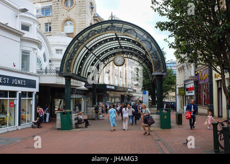 Verkehrsberuhigten Abschnitt der Alten Christchurch Road, Bournemouth, Dorset, England. Stockfoto