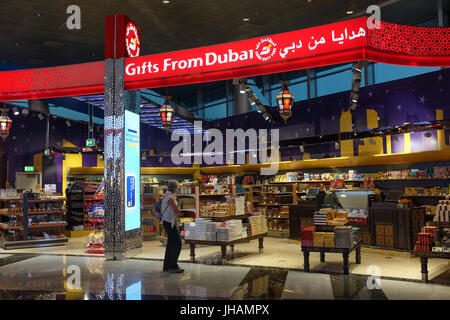 Geschäfte und Kunden auf dem internationalen Flughafen von Dubai. Stockfoto