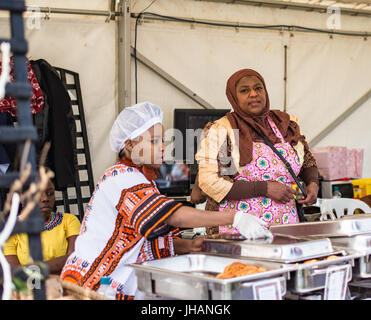 Damen mit afrikanischer Küche Manx Food & Drink Festival in Willa Marina Stockfoto