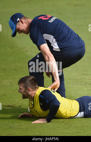 Keaton Jennings und Mark Wood aus England während der Nets-Session in Trent Bridge, Nottingham. DRÜCKEN SIE VERBANDSFOTO. Bilddatum: Donnerstag, 13. Juli 2017. Siehe PA Geschichte Cricket England. Bildnachweis sollte lauten: Joe Giddens/PA Wire. EINSCHRÄNKUNGEN: Nur für redaktionelle Zwecke. Keine kommerzielle Nutzung ohne vorherige schriftliche Zustimmung der EZB. Nur für Standbilder. Keine bewegten Bilder zum Emulieren der Übertragung. Keine Entfernung oder Verdunkelung von Sponsorlogos. Stockfoto