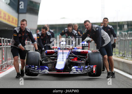 Ein Red Bull F1 Auto ist tagsüber Paddock des 2017 British Grand Prix in Silverstone, Towcester Mechanik in den Paddocks gebracht. Stockfoto