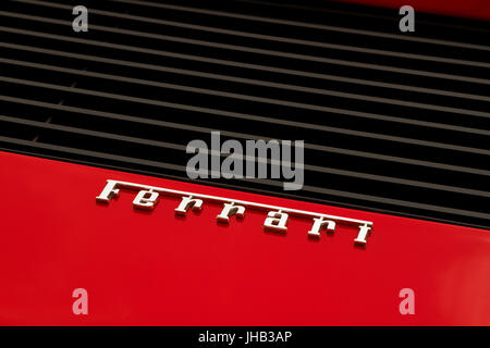 Ferrari Logo auf einem Ferrari Testarossa. Supersportwagen und Luxus Sportwagen auf Ausstellung in Turin Auto Show. Stockfoto