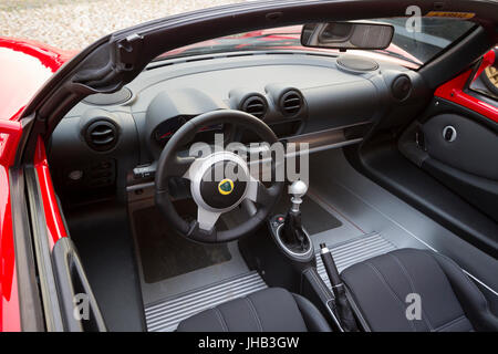Innenansicht und Armaturenbrett des Lotus Elise. Supersportwagen und Luxus Sportwagen auf Ausstellung in Turin Auto Show. Stockfoto