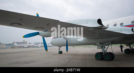 An der Unterseite und der Rückseite des Port wing, propellors und Motoren der Air Koryo Ilyushin Il-18 D-P-835 an Pjöngjang Sunan International Airport. Die DEMOKRATISCHE VOLKSREPUBLIK KOREA Stockfoto