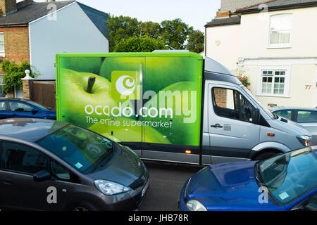 Ocado / Ocado.com Supermarkt / Supermarkt Lieferwagen in einer Wohnstraße oder Straße machen Hauszustellung & blockieren den Fluss des Datenverkehrs. UK Stockfoto