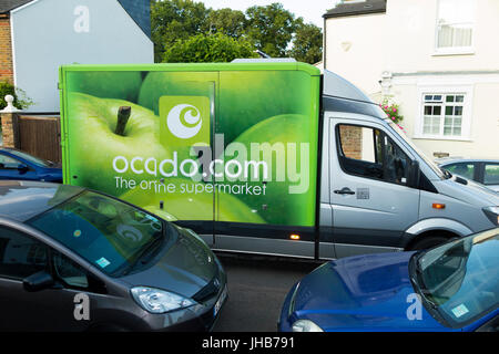 Ocado / Ocado.com Supermarkt / Supermarkt Lieferwagen in einer Wohnstraße oder Straße machen Hauszustellung & blockieren den Fluss des Datenverkehrs. UK Stockfoto