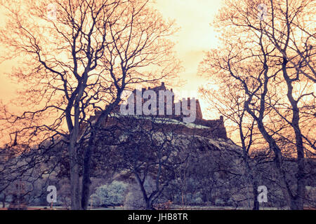 Edinburgh, Vereinigtes Königreich Infrarot Kamera Aufnahmen gotischen Stil des Schlosses von Princes street gardens Stockfoto