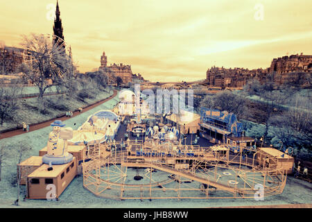 Edinburgh, Vereinigtes Königreich Infrarot Kamera Aufnahmen gotischen Stil des Schlosses mit Weihnachtsmarkt von Princes street Gardens Infrarot Stockfoto