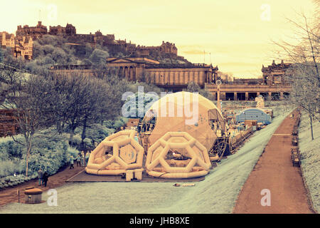 Edinburgh, Vereinigtes Königreich Infrarot Kamera Aufnahmen gotischen Stil des Schlosses mit Weihnachtsmarkt von Princes street Gardens Infrarot Stockfoto