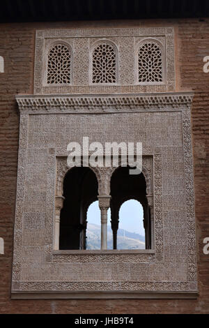 Oratorium von Partal (Oratorio del Partal), auch bekannt als der Turm der Mihrab (Torre del Mihrab) im Garten des Partal (Jardines del Partal) in der Palast-Komplex der Alhambra in Granada, Andalusien, Spanien. Stockfoto