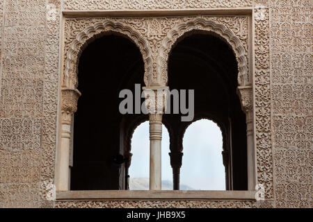 Oratorium von Partal (Oratorio del Partal), auch bekannt als der Turm der Mihrab (Torre del Mihrab) im Garten des Partal (Jardines del Partal) in der Palast-Komplex der Alhambra in Granada, Andalusien, Spanien. Stockfoto