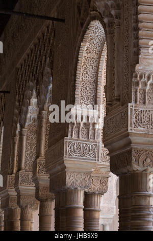 Terrasse der Löwen (Patio de Los Leones) in den Palast des Löwen (Palacio de Los Leones) in der Anlage die Nasridenpaläste (Palacios Nazaríes) in der Alhambra in Granada, Andalusien, Spanien. Stockfoto