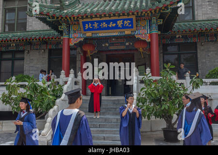 Absolventen aus Peking Union Medical College fotografieren Graduation in Peking Union Medical College Hospital in Peking, China. Stockfoto