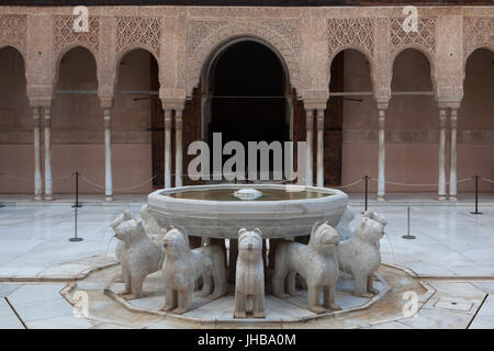 Brunnen der Löwen (Fuente de Los Leones) im Innenhof des Löwen (Patio de Los Leones) in den Palast des Löwen (Palacio de Los Leones) in der Anlage die Nasridenpaläste (Palacios Nazaríes) in der Alhambra in Granada, Andalusien, Spanien. Stockfoto