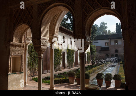 Terrasse von der Bewässerung Graben (Patio De La Acequia) im Bild aus dem königlichen Saal (Sala Regia) in den Generalife-Palast (Palacio del Generalife) in der Palast-Komplex der Alhambra in Granada, Andalusien, Spanien. Stockfoto