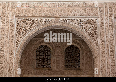 Terrasse des Zimmers vergoldet (Patio del Cuarto Dorado) zwischen der Mexuar und dem Comares Palast (Palacio de Comares) in der Anlage die Nasridenpaläste (Palacios Nazaríes) in der Alhambra in Granada, Andalusien, Spanien. Stockfoto