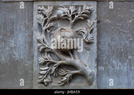 Granatapfel als Symbol der Granada abgebildet auf dem Brunnen von Charles V (Pilar de Carlos V) von spanischen Renaissance entworfen Architekt Pedro Machuca (1545) neben das Tor der Justiz (Puerta De La Justicia) in der Palast-Komplex der Alhambra in Granada, Andalusien, Spanien. Stockfoto