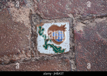 Granatapfel als Symbol der Granada in der Alhambra in Granada, Andalusien, Spanien in der Zinn-glasiert bemalten Kacheln Azulejos genannt, auf dem Boden in den Patio Lindaraja (Patio de Lindaraja) in den Palast des Löwen (Palacio de Los Leones) in der Anlage die Nasridenpaläste (Palacios Nazaríes) dargestellt. Stockfoto