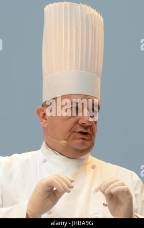 Französischen Küchenchef Christophe Marguin liefert öffentliche Kochkurs in Lyon (Frankreich) Stockfoto