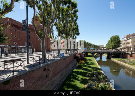 Vorderansicht des Kanals von Perpignan und Porte du Notre Dame, Frankreich. Stockfoto