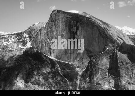 Schwarzweißansicht Berge darunter Half Dome nach 16 Meile Wanderung auf Yosemite Falls Trail an die Spitze der North Dome-Fotografie von Paul Toillion Stockfoto