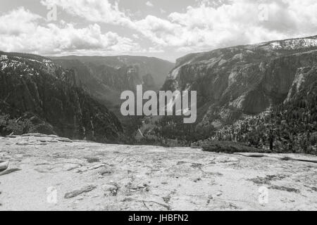 Schwarz und weiß auf Berge im Yosemite nach 16 Meile Wanderung auf Yosemite Falls Trail an die Spitze der North Dome - Fotografie von Paul Toillion