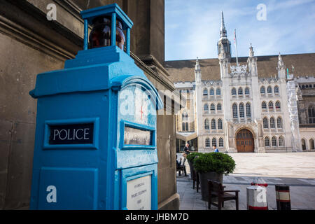 Alten Polizei blauen öffentlichen Post, Guildhall Hof, City of London, UK Stockfoto