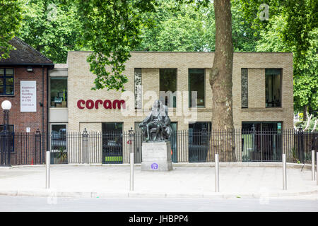 Thomas Coram Statue von William McMillan, 1963, Brunswick Square, London, Großbritannien Stockfoto