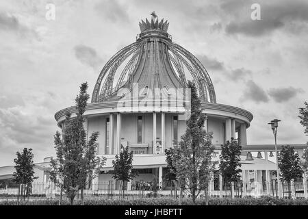 Torun, Polen - 8. Juli 2017: Das neu gebaute Heiligtum der Muttergottes der Stern der Neuevangelisierung und St. John Paul II. Stockfoto