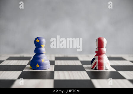 Zwei Bauern mit britischen und europäischen Flaggen auf dem Schachbrett Stockfoto