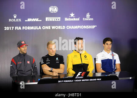 Links nach rechts, Haas' Romain Grosjean, Mercedes' Valtteri Bottas, Renaults Jolyon Palmer und Williams' Lance Stroll tagsüber Paddock des 2017 British Grand Prix in Silverstone, Towcester. Stockfoto