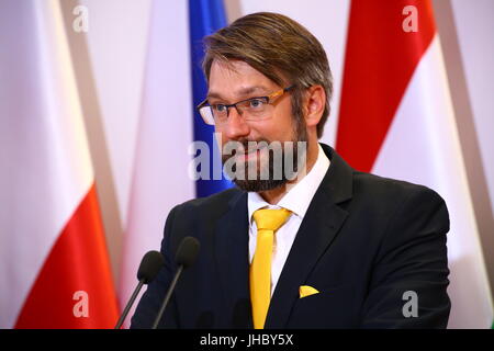 Visegrad-Gruppe V4 Miniters of Defence Sitzung offizielle zusammen. Polnischer Minister Antoni Macierwicz erhielt ungarische Minister Istvan Simicsko, Slowakische Minister Peter Gajdos und tschechischen Minister Martin Stropnicky in Warschau. Die Präsidentschaft der V4 wurde Ungarn offiziell übergeben. (Foto von Jakob Ratz / Pacific Press) Stockfoto