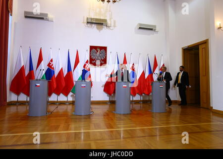 Visegrad-Gruppe V4 Miniters of Defence Sitzung offizielle zusammen. Polnischer Minister Antoni Macierwicz erhielt ungarische Minister Istvan Simicsko, Slowakische Minister Peter Gajdos und tschechischen Minister Martin Stropnicky in Warschau. Die Präsidentschaft der V4 wurde Ungarn offiziell übergeben. (Foto von Jakob Ratz / Pacific Press) Stockfoto