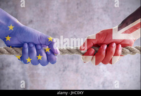 Tauziehen zwischen den Händen gemalt mit britischen und europäischen Flaggen Stockfoto