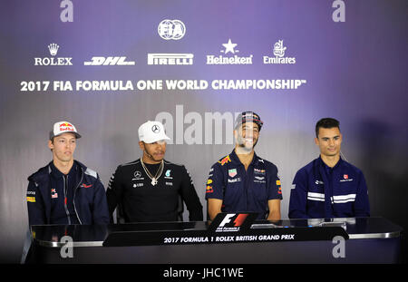 Von links nach rechts, Toro Rosso "Daniil Kvyat, Mercedes Lewis Hamilton, Red Bull Daniel Ricciardo und Sauber Pascal Wehrlein einer Pressekonferenz des 2017 British Grand Prix in Silverstone, Towcester tagsüber Paddock. Stockfoto